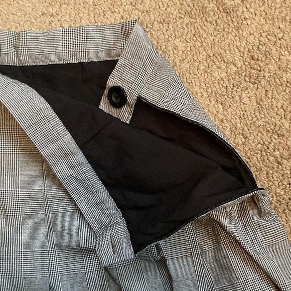 Forever 21 black and white plaid/square like pattern pleated mini skirt, US 30 - Picture 5 of 13